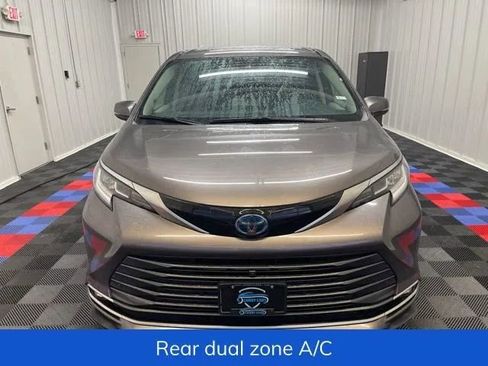 Used 2022 Toyota Sienna Limited image 8