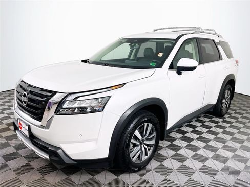 Used 2025 Nissan Pathfinder SL AWD/4WD image 3