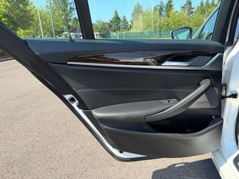 Used 2019 BMW 530e RWD image 31