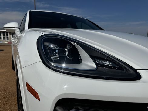 Used 2022 Porsche Cayenne Platinum Edition image 14