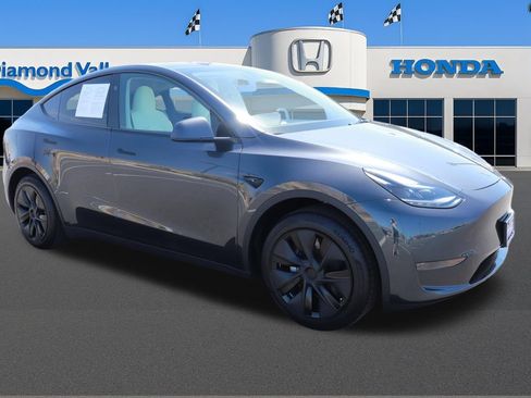 Used 2025 Tesla Model Y Long Range RWD image 1