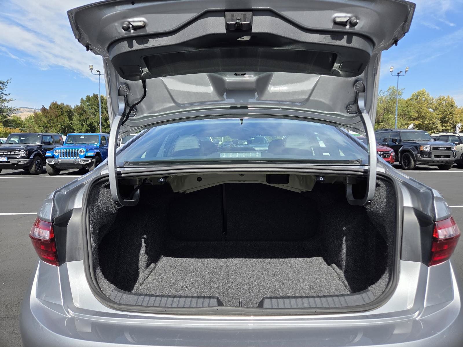 Used 2025 Volkswagen Jetta SE FWD image 17