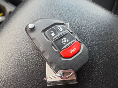 Used 2018 Jeep Wrangler Unlimited Sahara AWD/4WD image 29