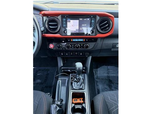Used 2016 Toyota Tacoma TRD Off-Road w/ Premium & Technology Package image 11