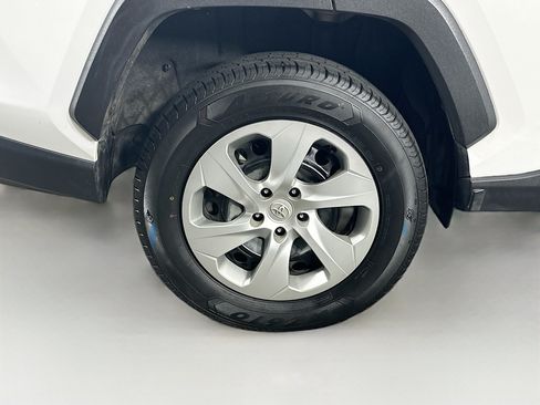 Used 2021 Toyota RAV4 LE AWD/4WD image 11