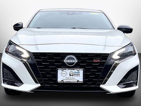 Used 2023 Nissan Altima 2.5 SR w/ SR Premium Package FWD image 2