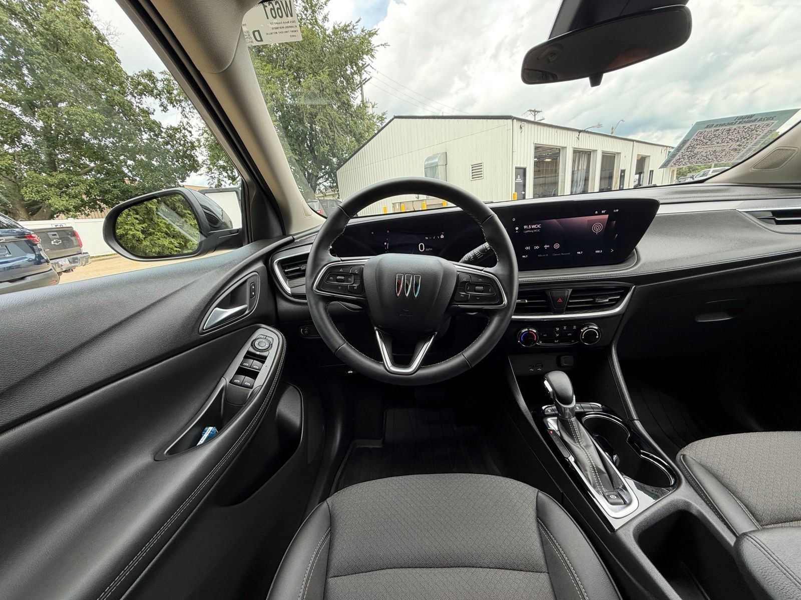 Used 2024 Buick Encore GX Preferred w/ Comfort Package FWD image 2