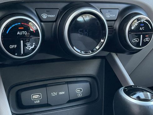 Used 2025 Hyundai Venue SEL image 34