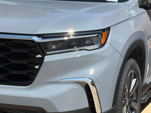 Certified 2025 Honda Pilot Touring image 5