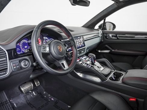 Certified 2023 Porsche Cayenne Turbo AWD/4WD image 4