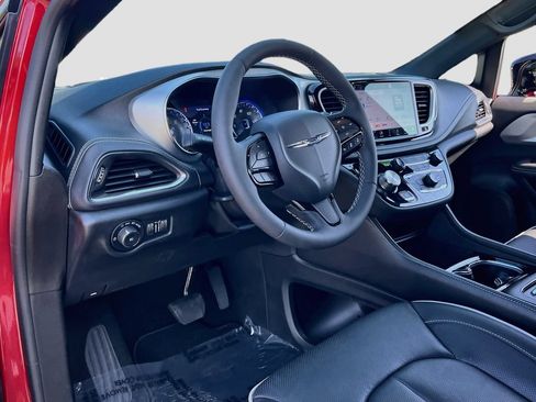 Used 2026 Chrysler Pacifica Limited w/ S Appearance Package FWD image 9