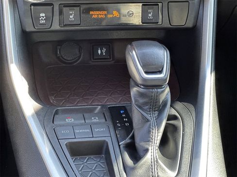 Used 2019 Toyota RAV4 Limited image 18