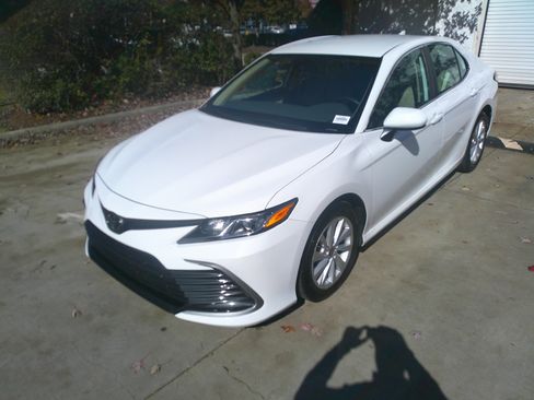 Used 2023 Toyota Camry LE image 5