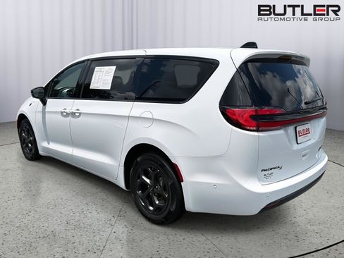 Used 2024 Chrysler Pacifica Limited FWD image 4