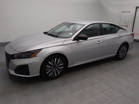 Used 2025 Nissan Altima 2.5 SV FWD image 2