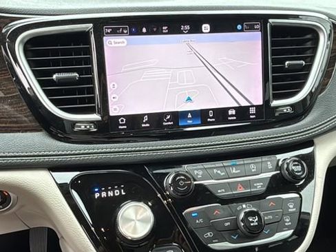 Used 2023 Chrysler Pacifica Limited image 23