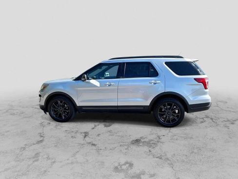 Used 2018 Ford Explorer XLT w/ Equipment Group 202A AWD/4WD image 5