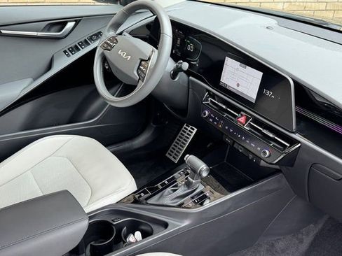 Used 2023 Kia Niro EX Touring FWD image 11