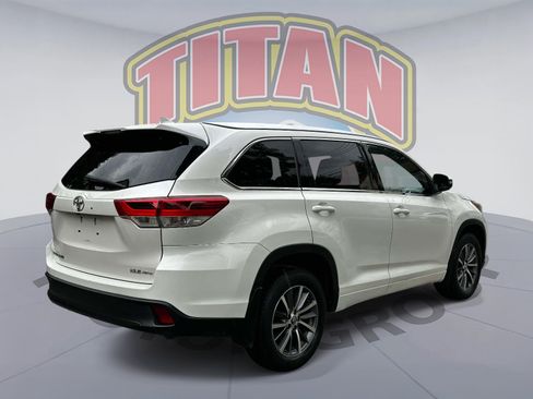 Used 2018 Toyota Highlander XLE AWD/4WD image 5