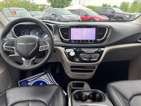 Used 2023 Chrysler Pacifica Touring-L FWD image 18