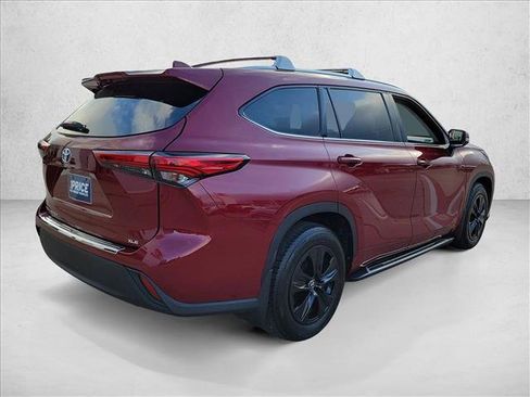 Used 2020 Toyota Highlander XLE FWD image 3