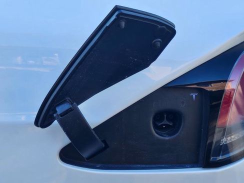 Used 2022 Tesla Model X image 31