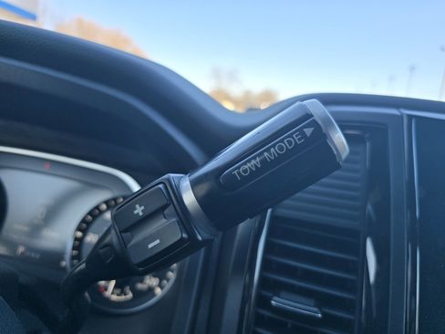 Used 2024 Nissan Titan SV w/ SV Convenience Package image 27