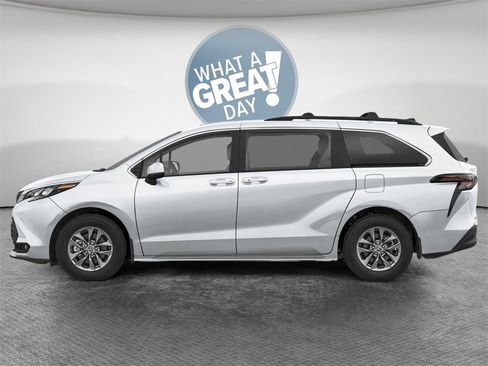 New 2026 Toyota Sienna XLE image 3