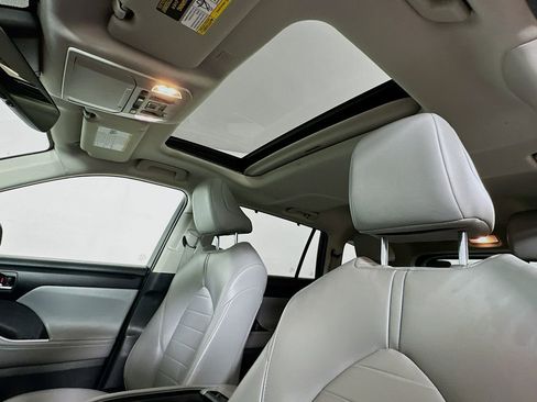 Used 2021 Toyota Highlander XLE AWD/4WD image 11