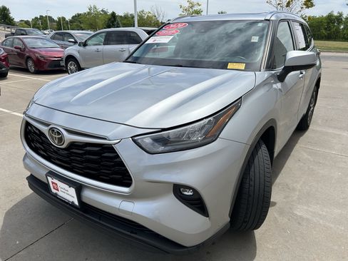 Used 2020 Toyota Highlander XLE AWD/4WD image 3