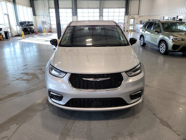 Used 2024 Chrysler Pacifica Touring-L FWD image 2
