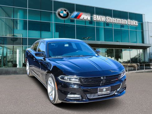 Used 2017 Dodge Charger SXT w/ Plus Group image 3