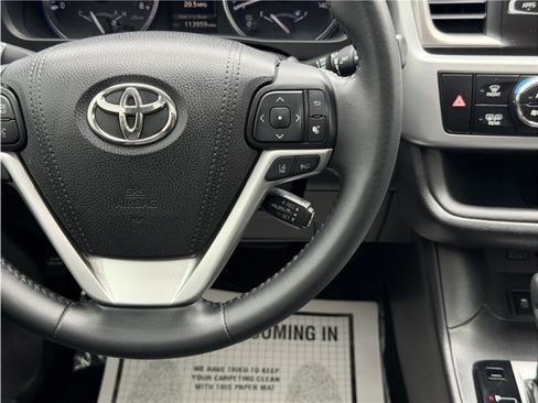 Used 2017 Toyota Highlander SE FWD image 45