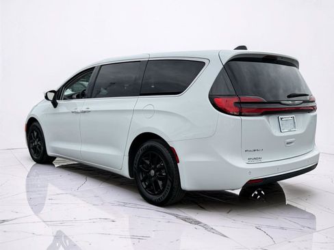 Used 2023 Chrysler Pacifica Touring-L FWD image 3