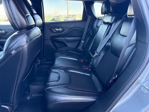 Used 2020 Jeep Cherokee Trailhawk AWD/4WD image 24