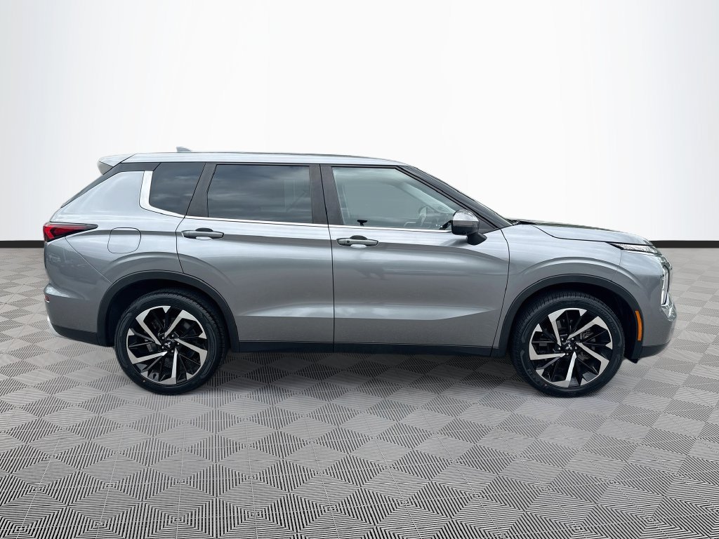 Used 2023 Mitsubishi Outlander SE FWD image 5