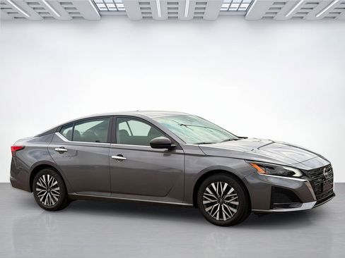 Used 2025 Nissan Altima 2.5 SV FWD image 4
