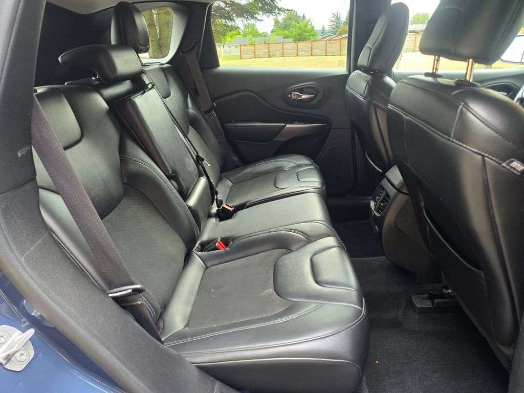 Used 2019 Jeep Cherokee Latitude Plus w/ Cold Weather Group AWD/4WD image 17