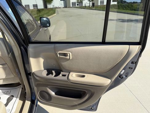 Used 2005 Toyota Highlander 2WD w/ 3rd Row image 7