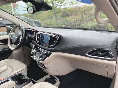 Used 2019 Chrysler Pacifica Limited w/ Advanced Safetytec Group FWD image 28
