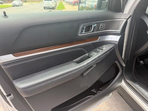 Used 2018 Ford Explorer Limited FWD image 9