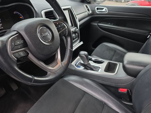 Used 2018 Jeep Grand Cherokee Altitude RWD image 14