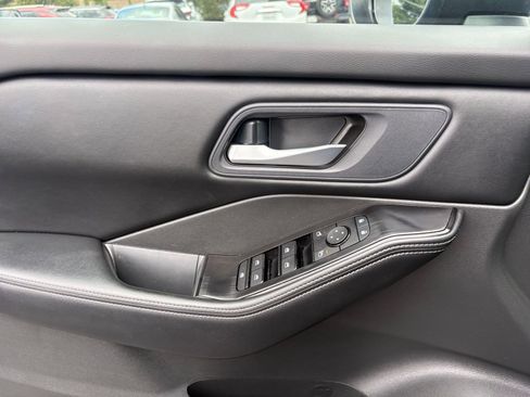 Used 2025 Nissan Rogue SV FWD image 18