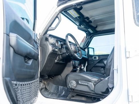 Used 2018 Jeep Wrangler Unlimited Sahara w/ Uconnect 4C Nav & Sound Group image 14