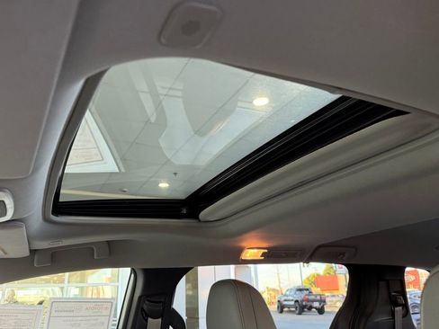 Used 2025 Toyota Sienna XLE w/ XLE Plus Package image 24