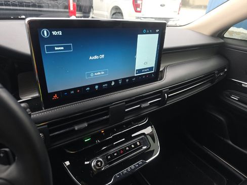 Used 2025 Lincoln Corsair AWD image 3