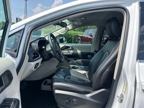 Used 2024 Chrysler Pacifica Touring-L FWD image 16