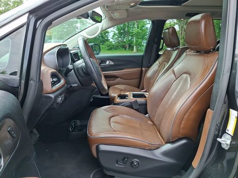 Used 2019 Chrysler Pacifica Limited w/ Tire & Wheel Group FWD image 17