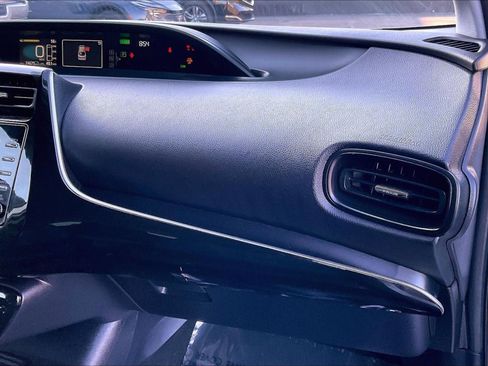 Used 2021 Toyota Prius LE image 12