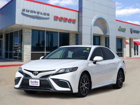 Used 2023 Toyota Camry SE FWD image 2